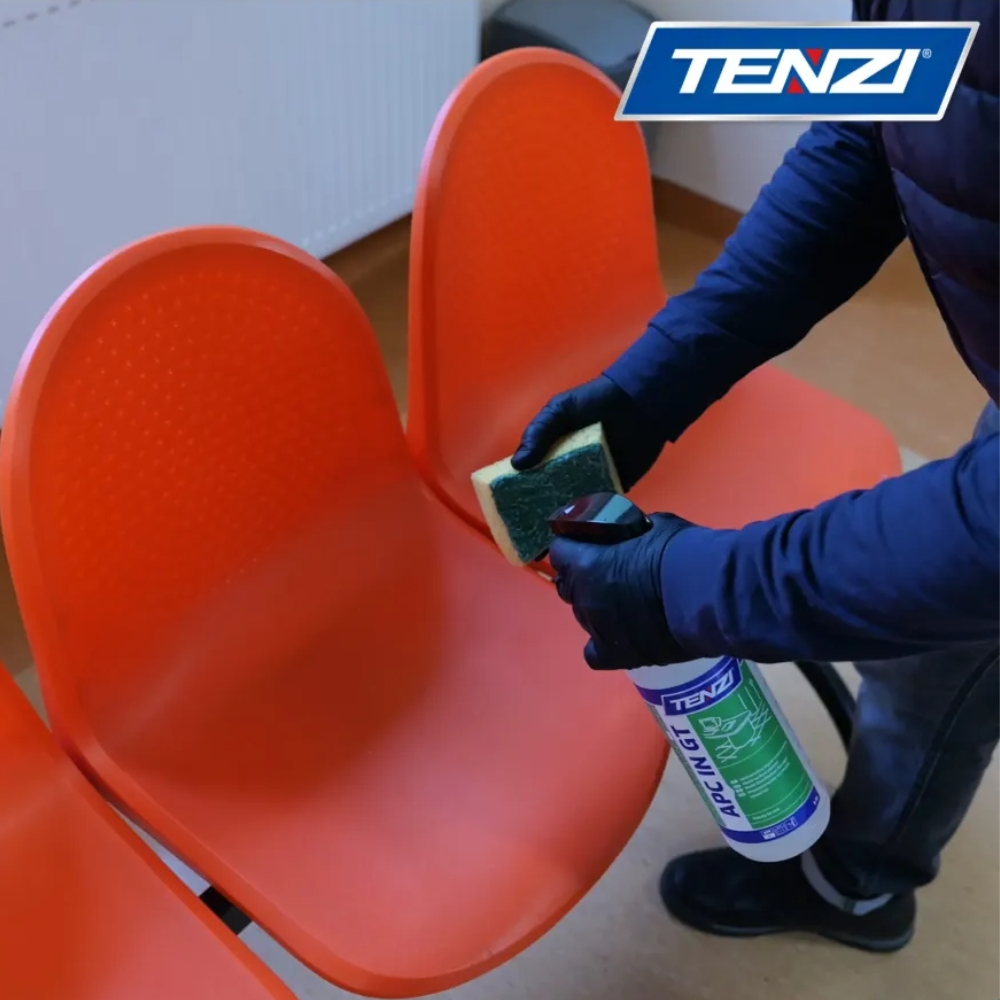 TENZI APC In GT 1L, APC In GT, środek do czyszczenia plastiku, płyn do czyszczenia plastiku, środek do tworzyw sztucznych, płyn do tworzyw sztucznych, środek do czyszczenia tekstyliów, płyn do tekstyliów, środek do czyszczenia skóry, środek do czyszczenia drewna, odplamiacz do tekstyliów, środek do usuwania plam, preparat do usuwania zabrudzeń, uniwersalny środek czyszczący, gotowy środek do użycia, profesjonalny środek czyszczący, chemia profesjonalna TENZI, środek czyszczący 1L, płyn do prania wstępnego, TENZI APC