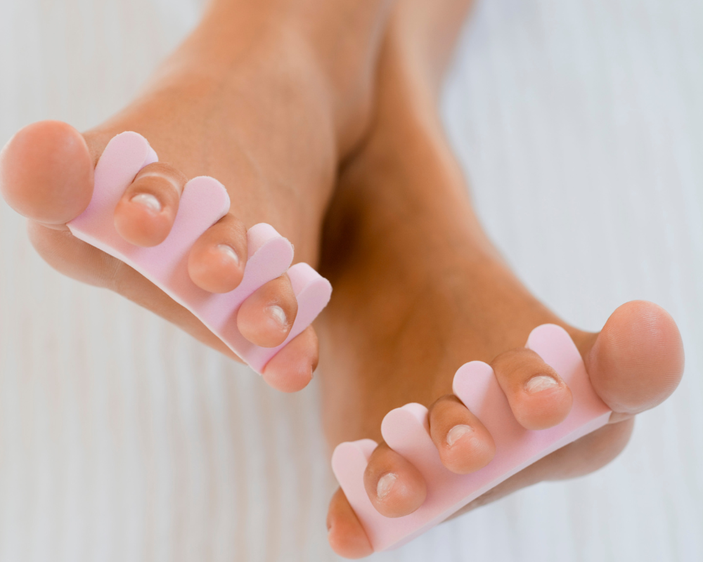 Separatory piankowe do palców używane do zabiegów pielęgnacyjnych dłoni i stóp takich jak manicure i pedicure, wykonywanych w salonach kosmetycznych.