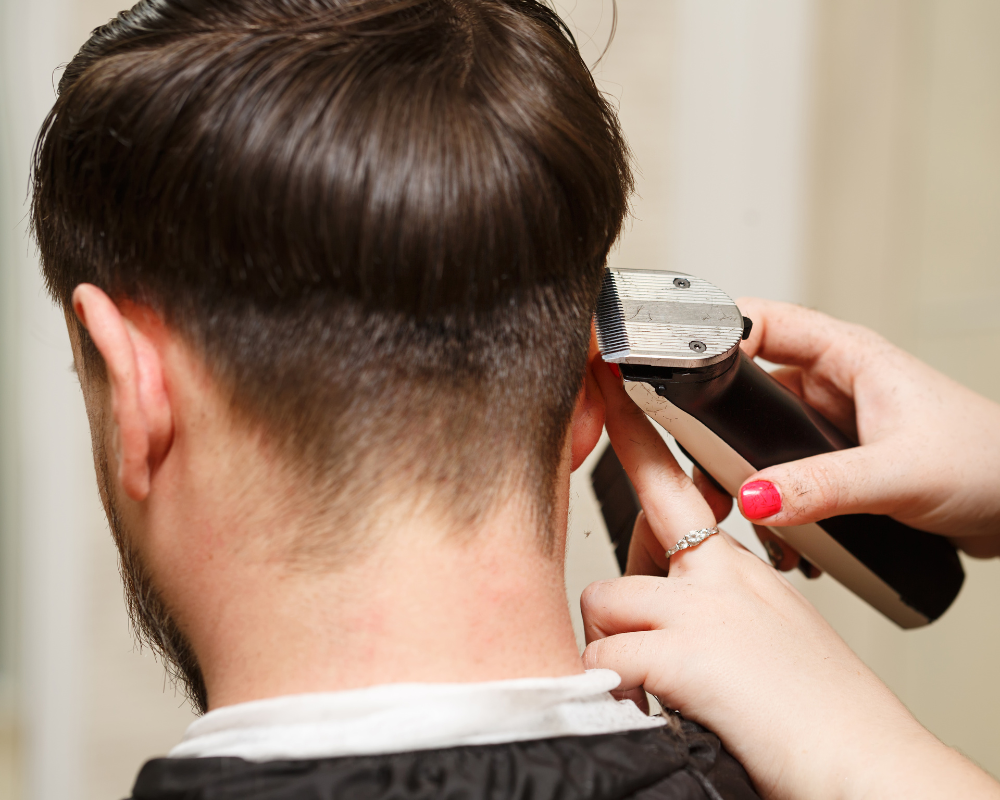 Kołnierzyki fryzjerskie stanowią ochronę ciała przed zabrudzeniem podczas strzyżenia u barbera czy koloryzacji w salonie fryzjerskim. Elastyczne i miękkie.