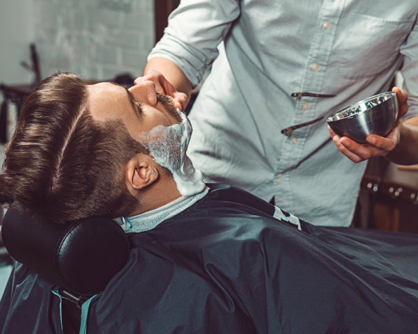 Kołnierzyki fryzjerskie stanowią ochronę ciała przed zabrudzeniem podczas strzyżenia u barbera czy koloryzacji w salonie fryzjerskim. Elastyczne i miękkie.