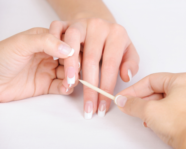 Patyczki drewniane do manicure i pedicure o długości 9,5 cm. Wygodne i poręczne, niezbędne w każdym salonie kosmetycznym zajmującym się stylizacją paznokci.